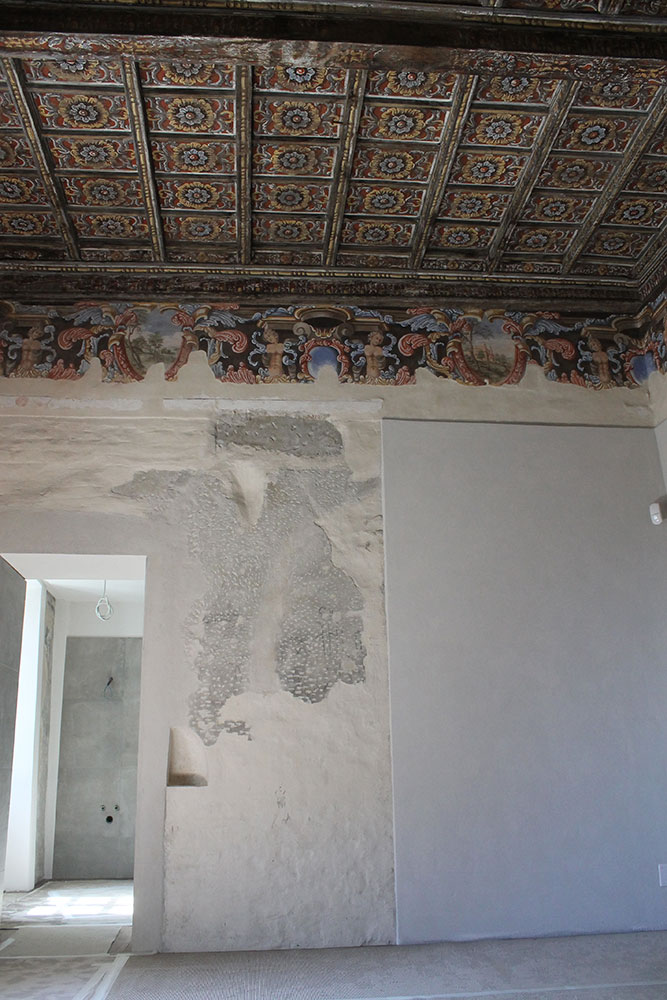 Restauro ligneo e affreschi a Rivoli, via Botteri