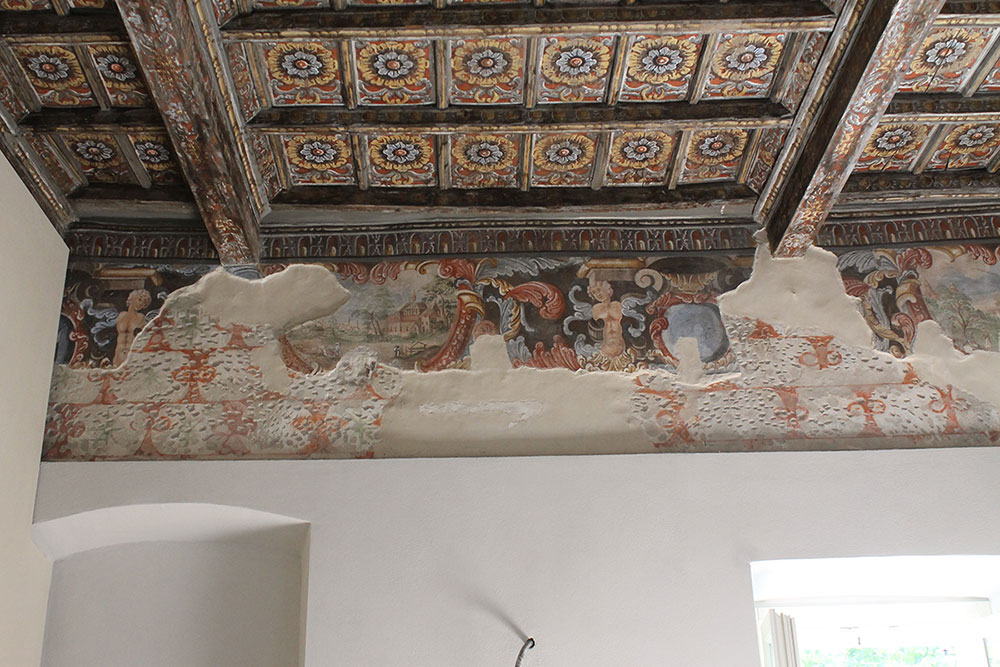 Restauro ligneo e affreschi a Rivoli in via Botteri
